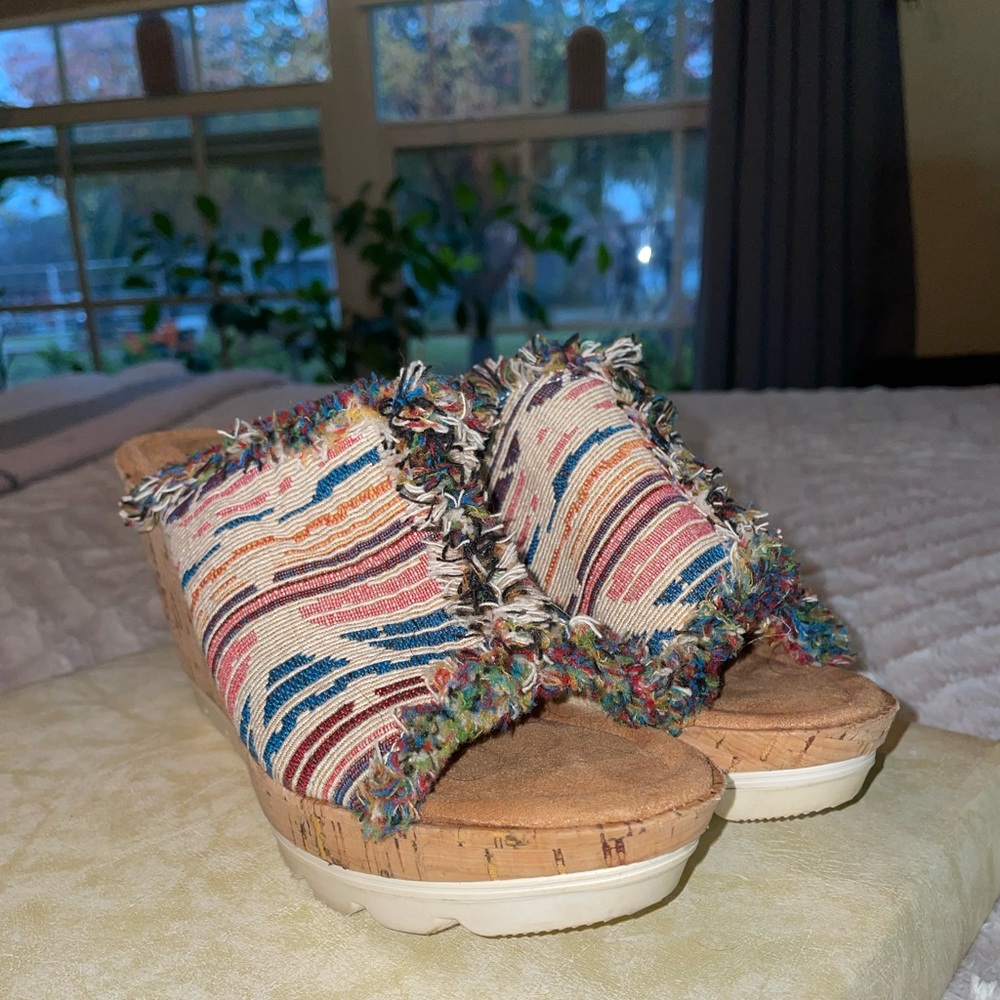 Minnetonka Wedges. Heel. Tan. Size 7